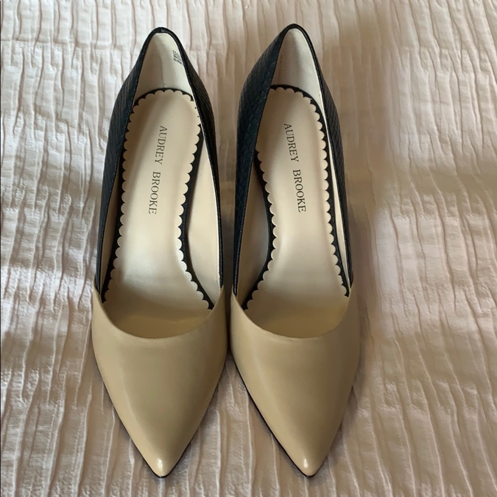 Audrey Brooke Black and Nude Simone Heels (8.5)